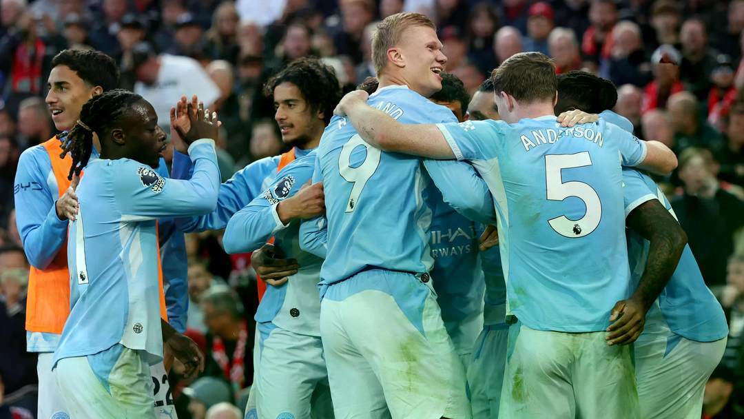 曼城3-0胜利物浦登顶英超榜首